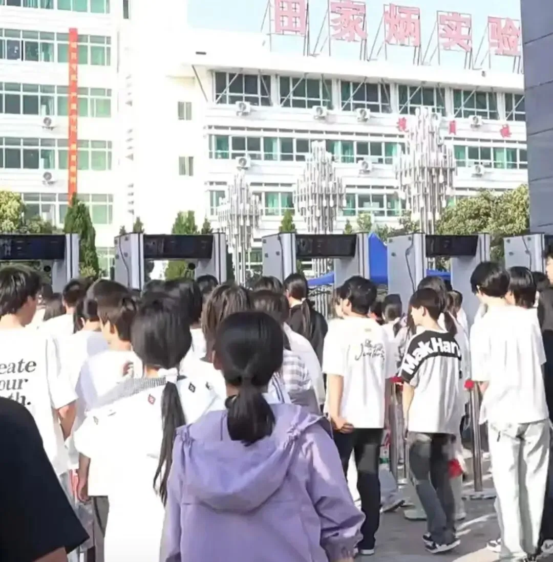 直击!中考首日现场~安徽中考作文题出炉!-第14张图片-四季读书网 直击!中考首日现场~安徽中考作文题出炉!-第14张图片-四季读书网