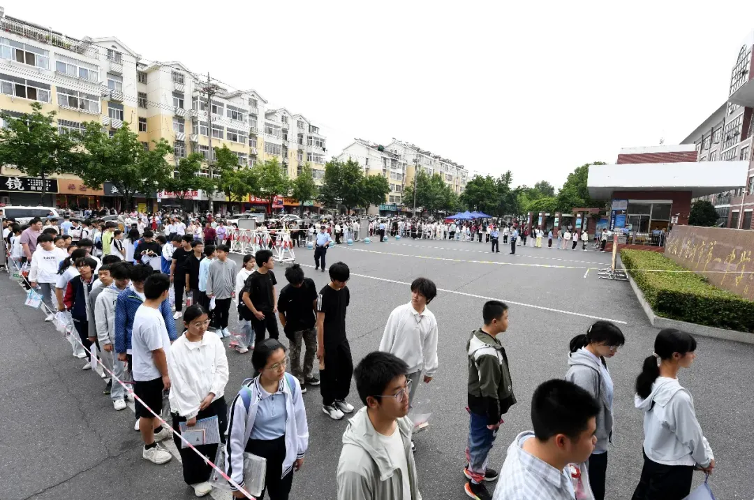 直击!巢湖中考考场外,值得深思的一幕幕…-第5张图片-四季读书网 直击!巢湖中考考场外,值得深思的一幕幕…-第5张图片-四季读书网