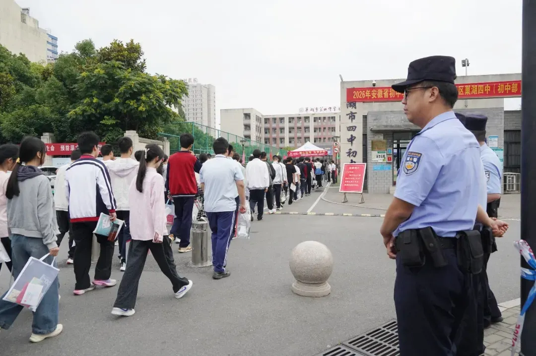 直击!巢湖中考考场外,值得深思的一幕幕…-第6张图片-四季读书网 直击!巢湖中考考场外,值得深思的一幕幕…-第6张图片-四季读书网