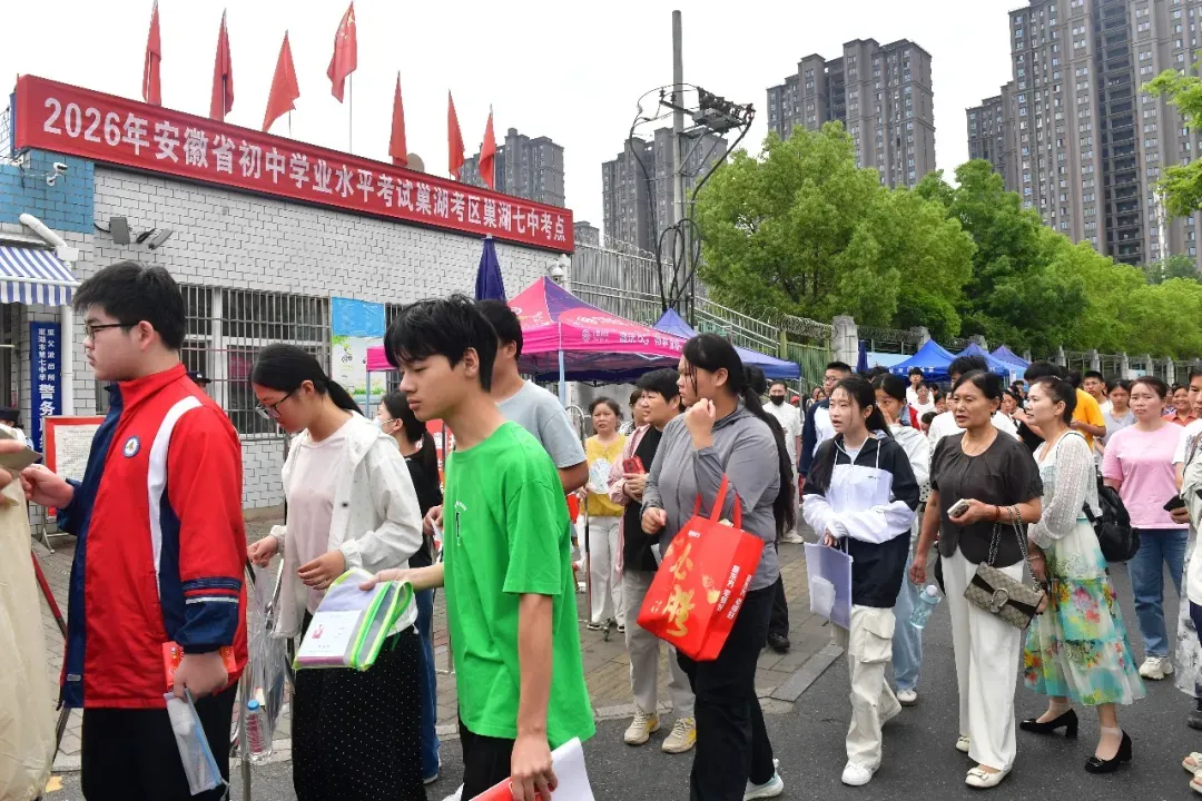直击!巢湖中考考场外,值得深思的一幕幕…-第8张图片-四季读书网 直击!巢湖中考考场外,值得深思的一幕幕…-第8张图片-四季读书网