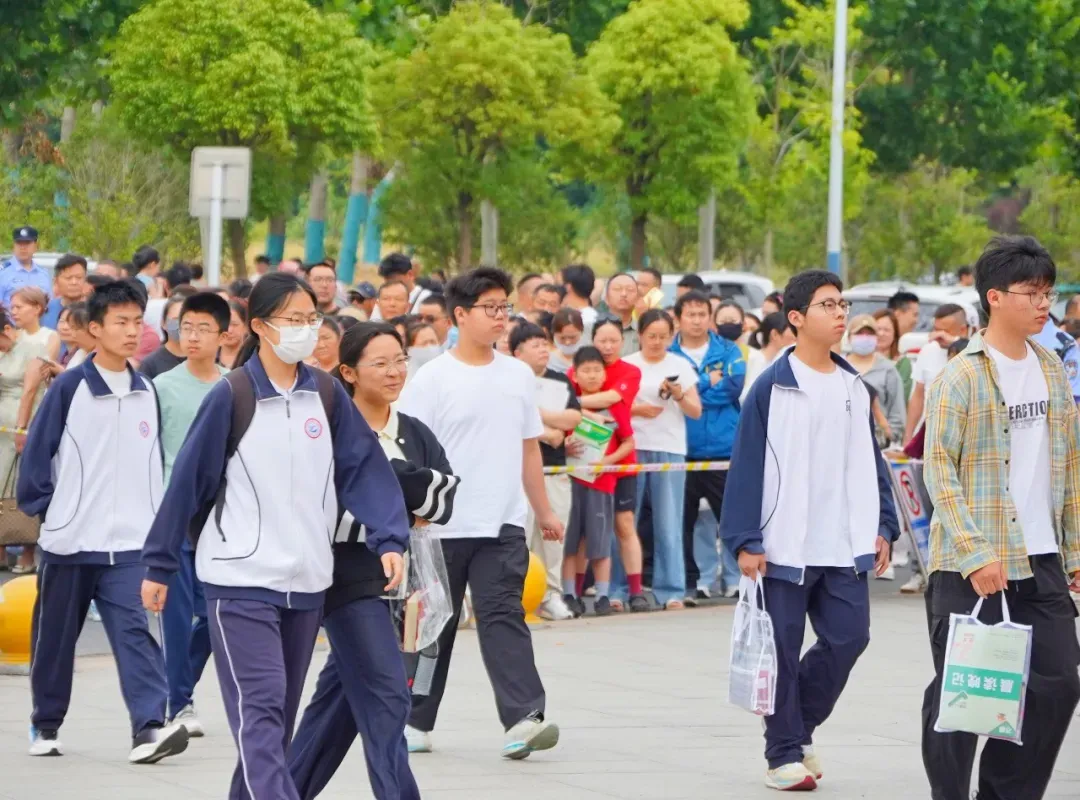 直击!巢湖中考考场外,值得深思的一幕幕…-第10张图片-四季读书网 直击!巢湖中考考场外,值得深思的一幕幕…-第10张图片-四季读书网