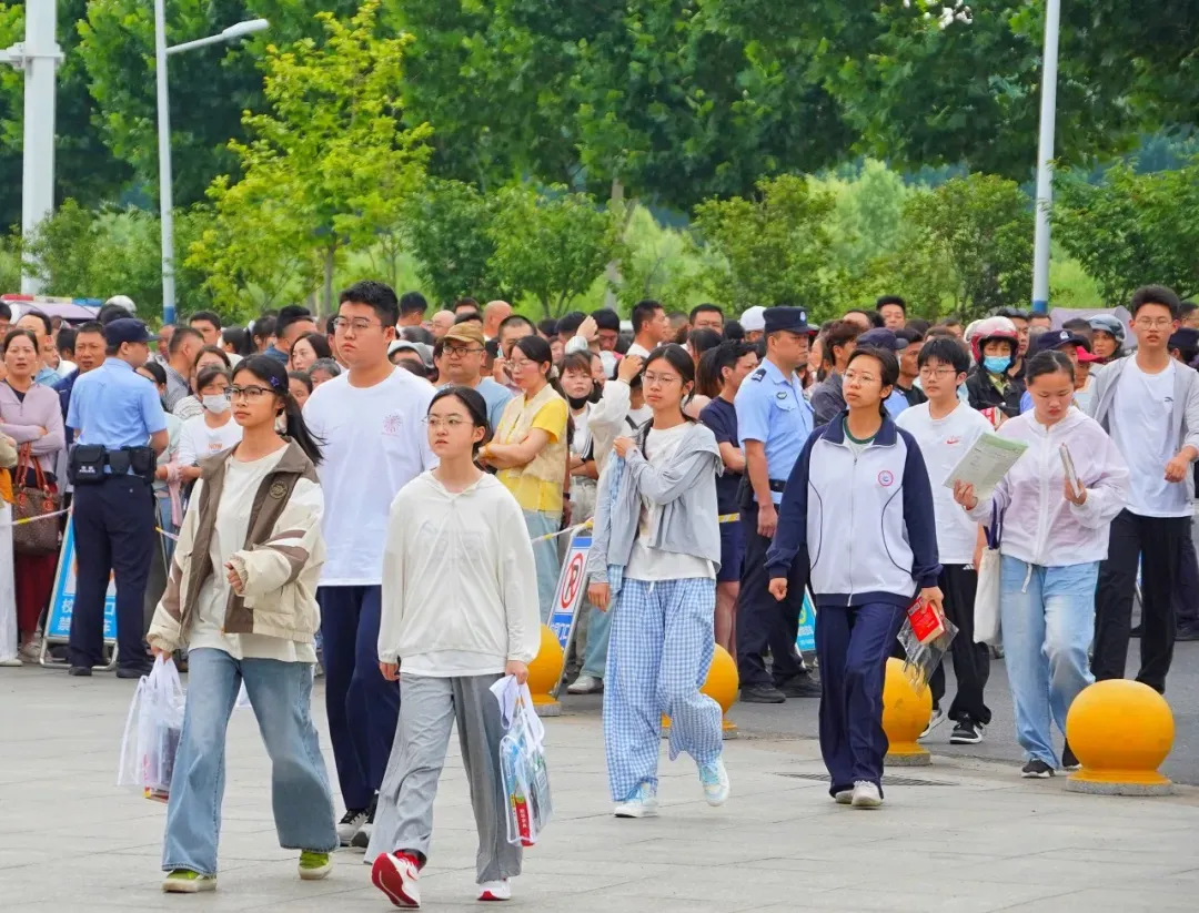 直击!巢湖中考考场外,值得深思的一幕幕…-第11张图片-四季读书网 直击!巢湖中考考场外,值得深思的一幕幕…-第11张图片-四季读书网