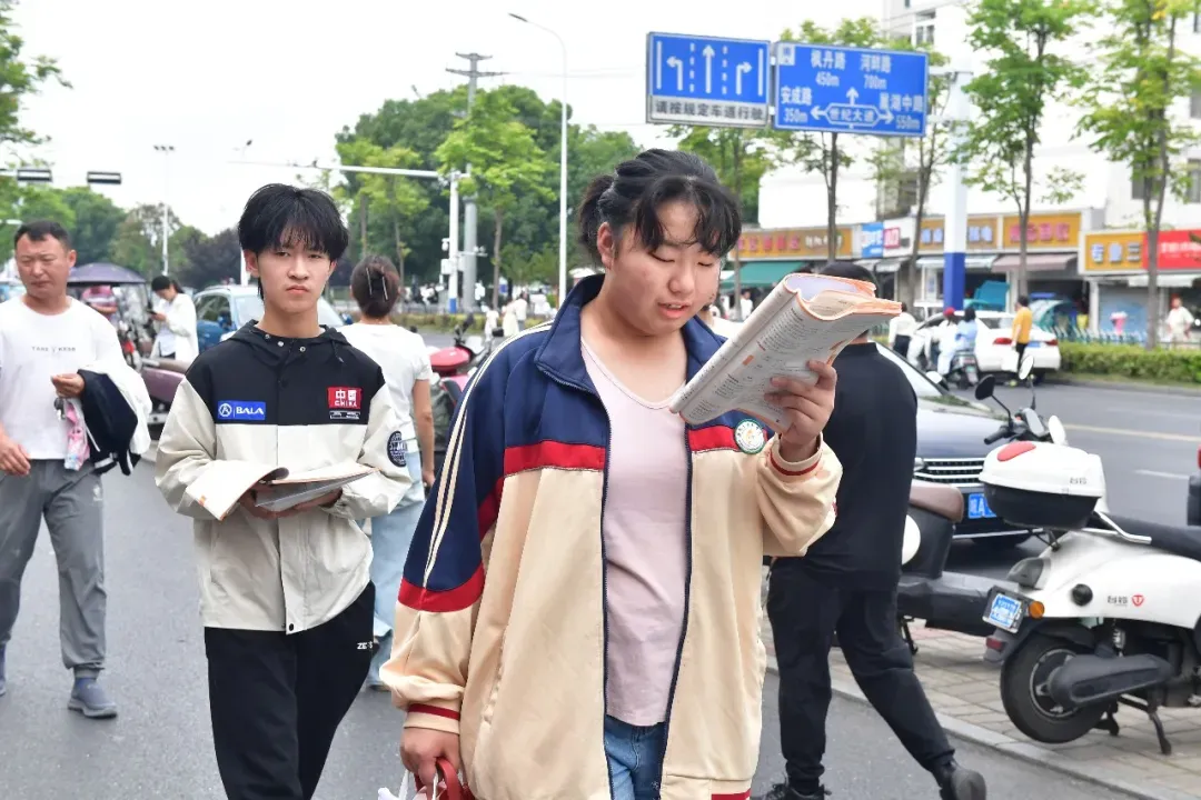 直击!巢湖中考考场外,值得深思的一幕幕…-第12张图片-四季读书网 直击!巢湖中考考场外,值得深思的一幕幕…-第12张图片-四季读书网