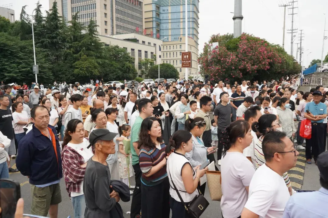 直击!巢湖中考考场外,值得深思的一幕幕…-第15张图片-四季读书网 直击!巢湖中考考场外,值得深思的一幕幕…-第15张图片-四季读书网