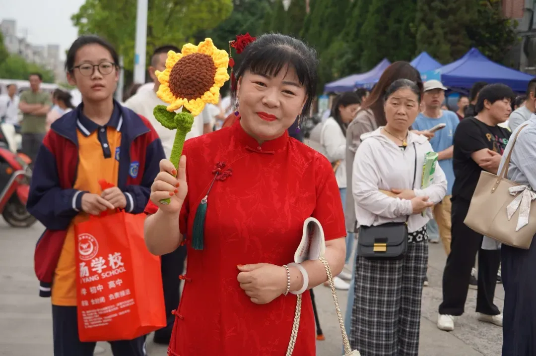 直击!巢湖中考考场外,值得深思的一幕幕…-第16张图片-四季读书网 直击!巢湖中考考场外,值得深思的一幕幕…-第16张图片-四季读书网