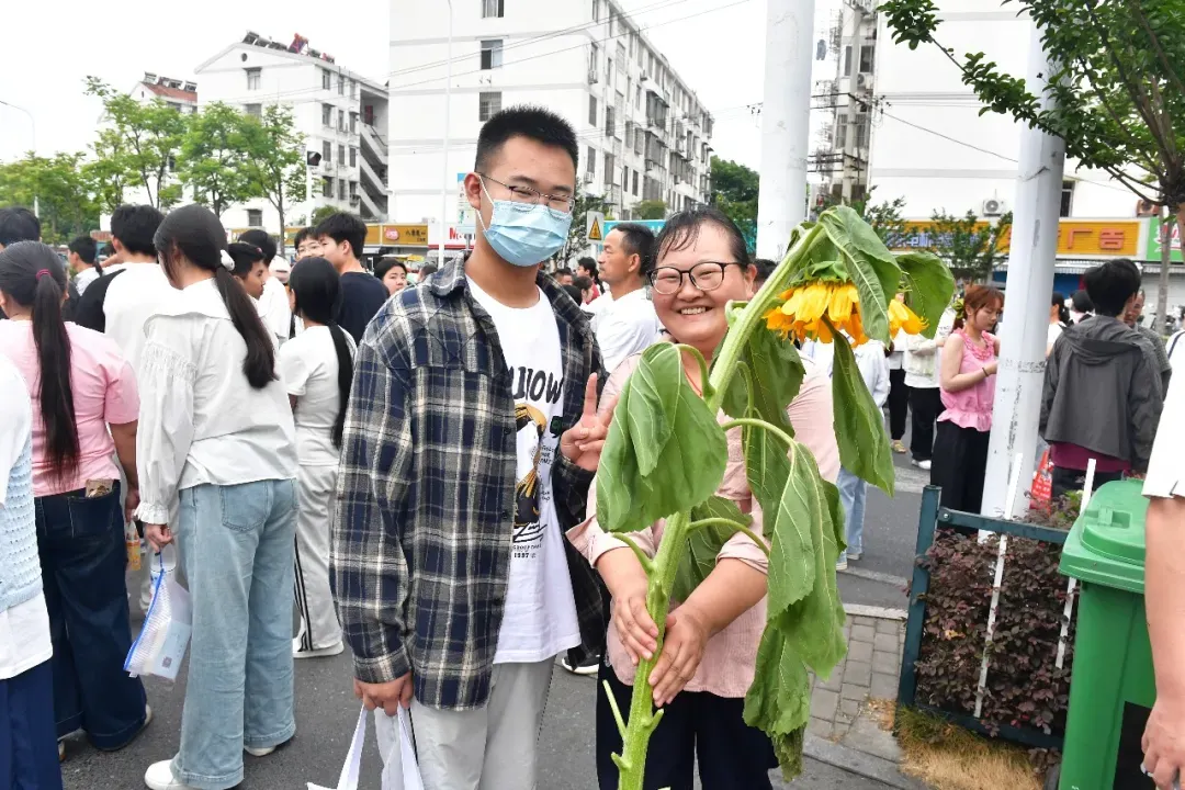 直击!巢湖中考考场外,值得深思的一幕幕…-第17张图片-四季读书网 直击!巢湖中考考场外,值得深思的一幕幕…-第17张图片-四季读书网