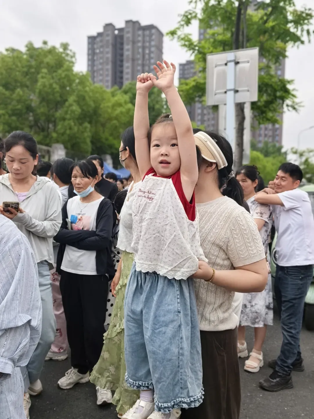 直击!巢湖中考考场外,值得深思的一幕幕…-第19张图片-四季读书网 直击!巢湖中考考场外,值得深思的一幕幕…-第19张图片-四季读书网
