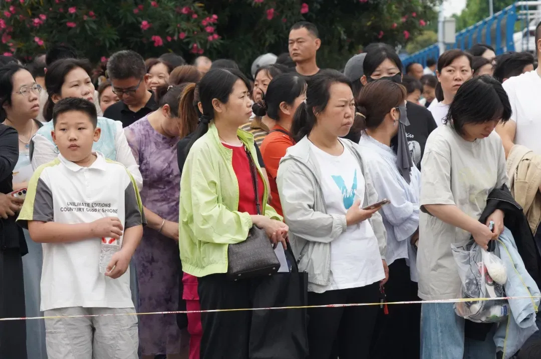 直击!巢湖中考考场外,值得深思的一幕幕…-第20张图片-四季读书网 直击!巢湖中考考场外,值得深思的一幕幕…-第20张图片-四季读书网