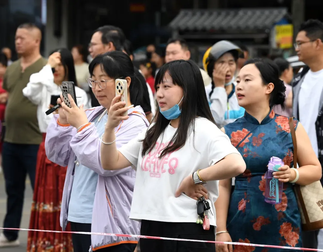 直击!巢湖中考考场外,值得深思的一幕幕…-第21张图片-四季读书网 直击!巢湖中考考场外,值得深思的一幕幕…-第21张图片-四季读书网
