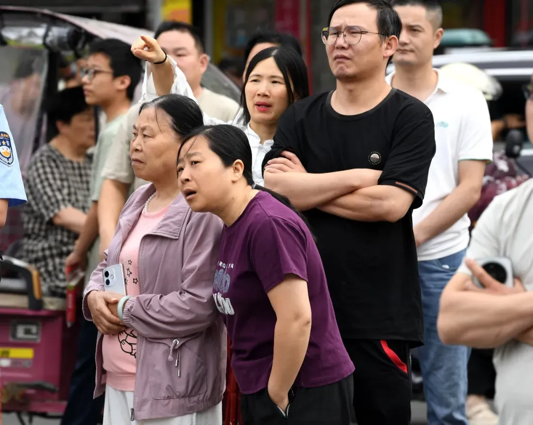 直击!巢湖中考考场外,值得深思的一幕幕…-第22张图片-四季读书网 直击!巢湖中考考场外,值得深思的一幕幕…-第22张图片-四季读书网