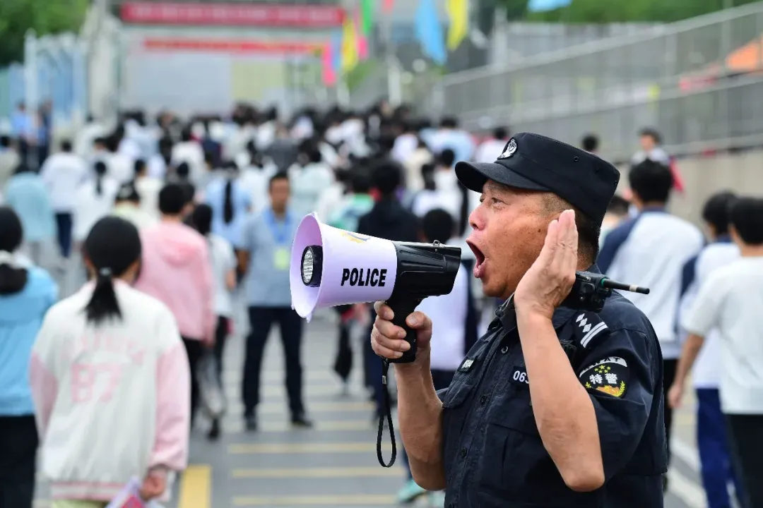 直击!巢湖中考考场外,值得深思的一幕幕…-第25张图片-四季读书网 直击!巢湖中考考场外,值得深思的一幕幕…-第25张图片-四季读书网