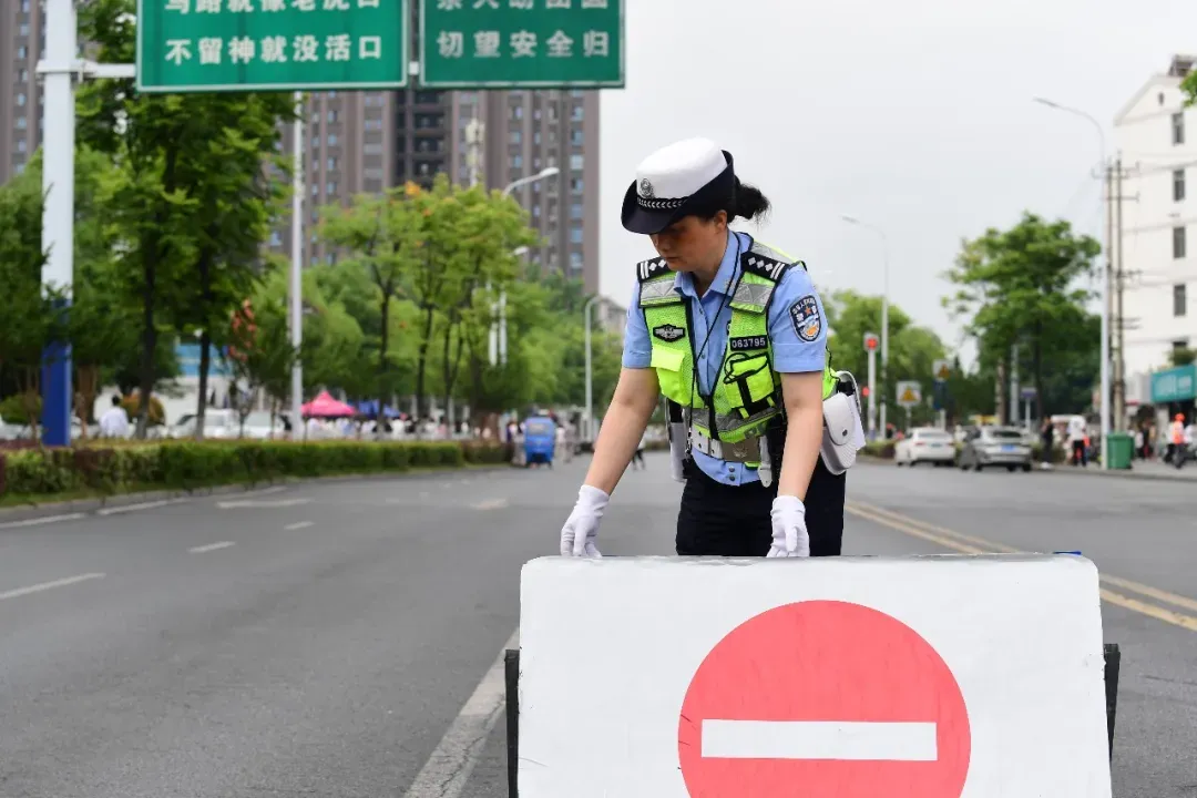 直击!巢湖中考考场外,值得深思的一幕幕…-第26张图片-四季读书网 直击!巢湖中考考场外,值得深思的一幕幕…-第26张图片-四季读书网