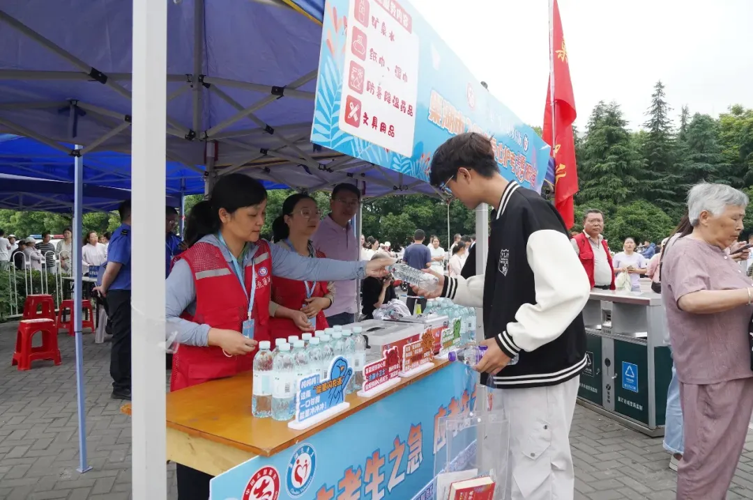 直击!巢湖中考考场外,值得深思的一幕幕…-第29张图片-四季读书网 直击!巢湖中考考场外,值得深思的一幕幕…-第29张图片-四季读书网