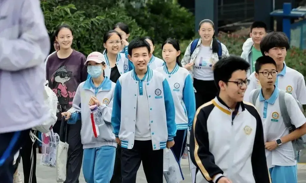 中考数学收官!考生走出考场表情轻松:难度适中,发挥正常-第2张图片-四季读书网 中考数学收官!考生走出考场表情轻松:难度适中,发挥正常-第2张图片-四季读书网