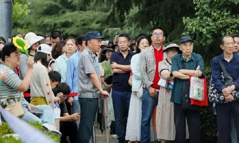 中考数学收官!考生走出考场表情轻松:难度适中,发挥正常-第4张图片-四季读书网 中考数学收官!考生走出考场表情轻松:难度适中,发挥正常-第4张图片-四季读书网
