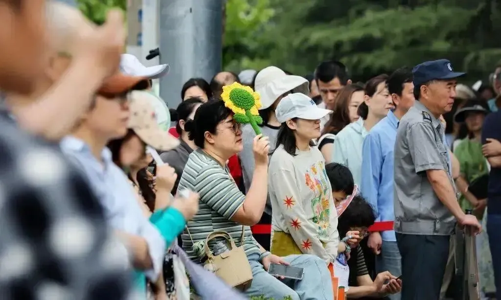 中考数学收官!考生走出考场表情轻松:难度适中,发挥正常-第5张图片-四季读书网 中考数学收官!考生走出考场表情轻松:难度适中,发挥正常-第5张图片-四季读书网