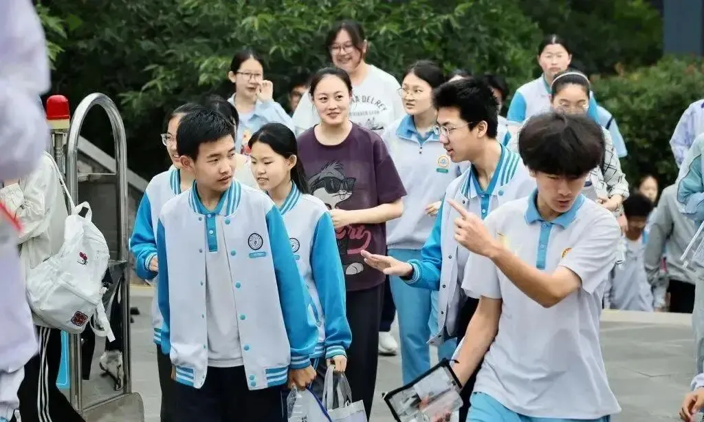 中考数学收官!考生走出考场表情轻松:难度适中,发挥正常-第6张图片-四季读书网 中考数学收官!考生走出考场表情轻松:难度适中,发挥正常-第6张图片-四季读书网