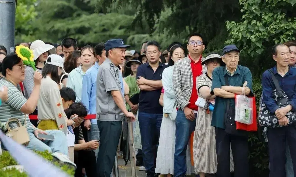 中考数学收官!考生走出考场表情轻松:难度适中,发挥正常-第7张图片-四季读书网 中考数学收官!考生走出考场表情轻松:难度适中,发挥正常-第7张图片-四季读书网