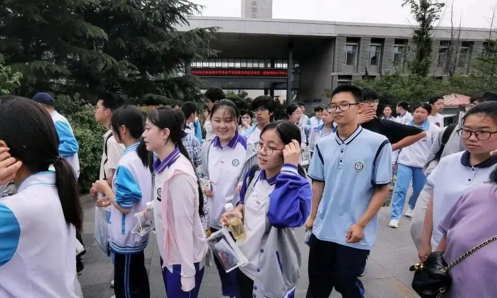 中考数学收官!考生走出考场表情轻松:难度适中,发挥正常-第8张图片-四季读书网 中考数学收官!考生走出考场表情轻松:难度适中,发挥正常-第8张图片-四季读书网