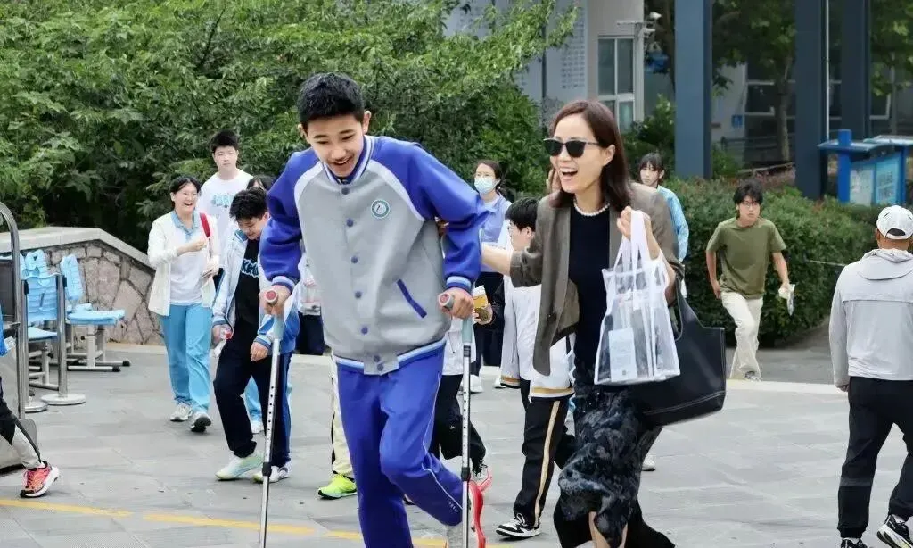 中考数学收官!考生走出考场表情轻松:难度适中,发挥正常-第9张图片-四季读书网 中考数学收官!考生走出考场表情轻松:难度适中,发挥正常-第9张图片-四季读书网