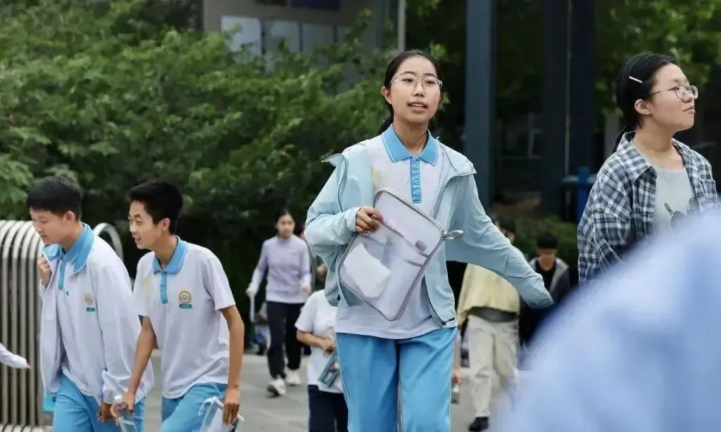 中考数学收官!考生走出考场表情轻松:难度适中,发挥正常-第10张图片-四季读书网 中考数学收官!考生走出考场表情轻松:难度适中,发挥正常-第10张图片-四季读书网