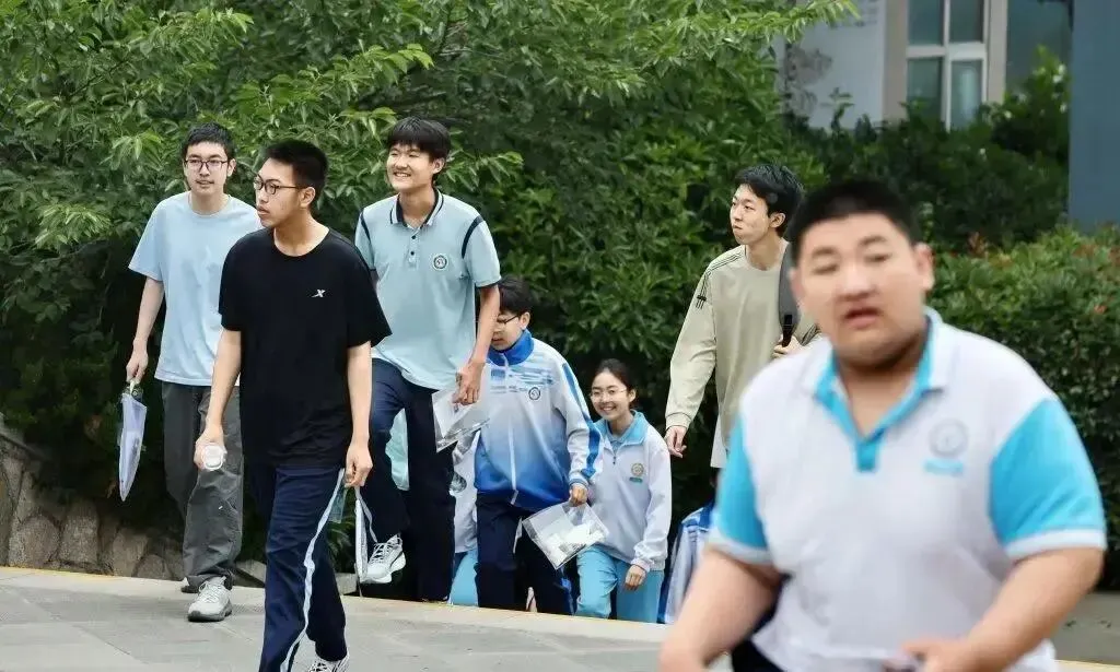 中考数学收官!考生走出考场表情轻松:难度适中,发挥正常-第11张图片-四季读书网 中考数学收官!考生走出考场表情轻松:难度适中,发挥正常-第11张图片-四季读书网
