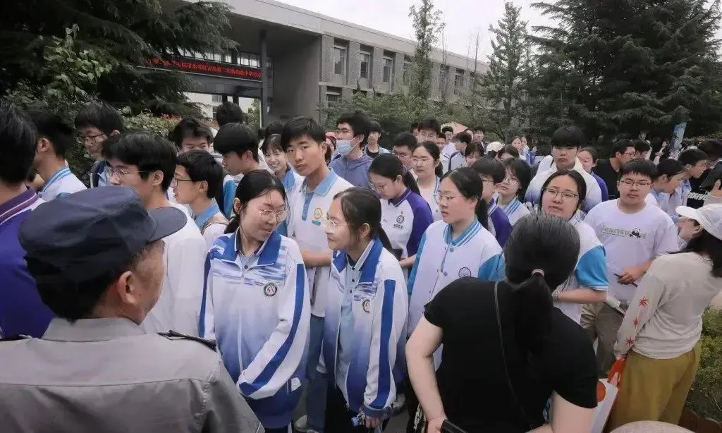中考数学收官!考生走出考场表情轻松:难度适中,发挥正常-第12张图片-四季读书网 中考数学收官!考生走出考场表情轻松:难度适中,发挥正常-第12张图片-四季读书网
