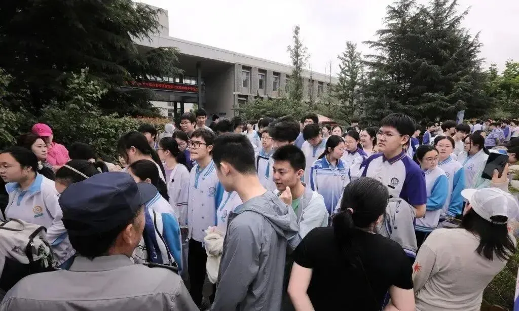 中考数学收官!考生走出考场表情轻松:难度适中,发挥正常-第13张图片-四季读书网 中考数学收官!考生走出考场表情轻松:难度适中,发挥正常-第13张图片-四季读书网