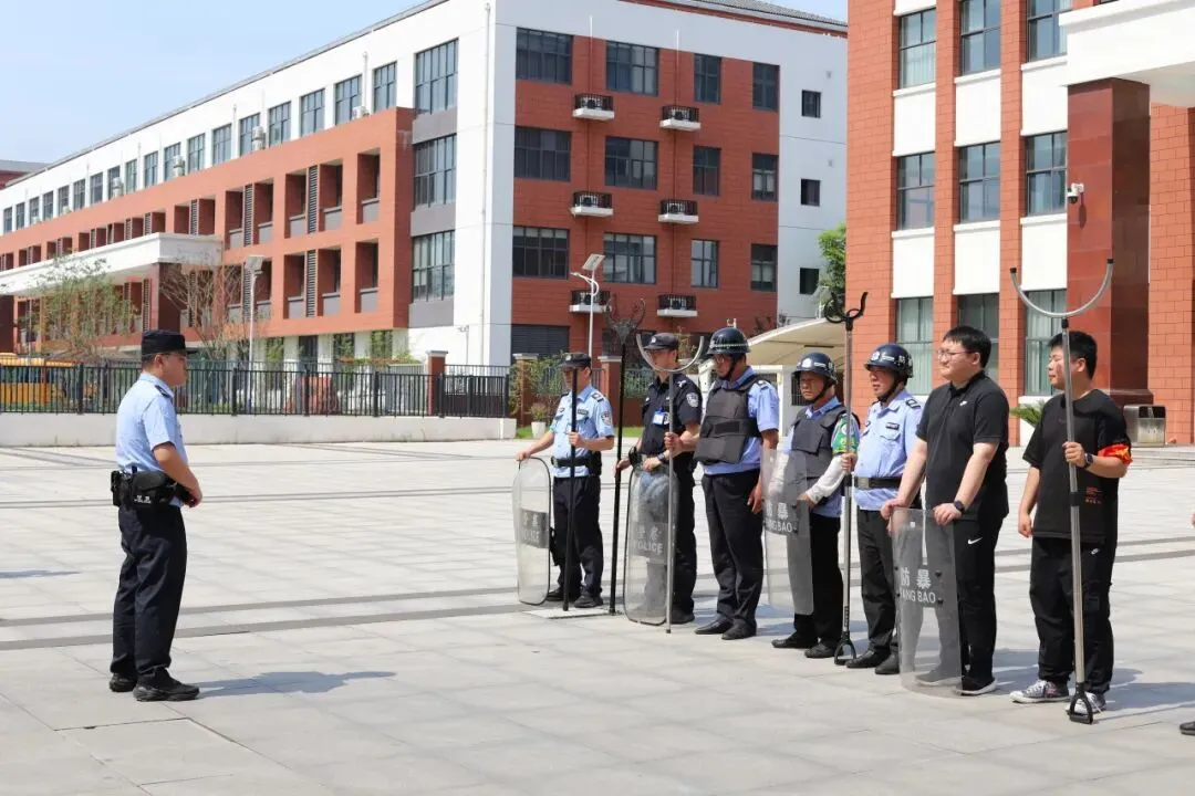 以练备战 护航中考——东龙实验中小学联合开展最小应急单元反恐防暴演练-第6张图片-四季读书网