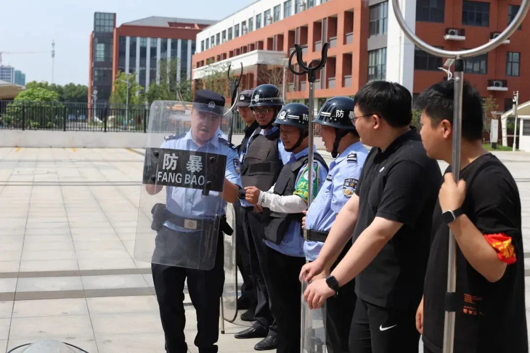 以练备战 护航中考——东龙实验中小学联合开展最小应急单元反恐防暴演练-第7张图片-四季读书网