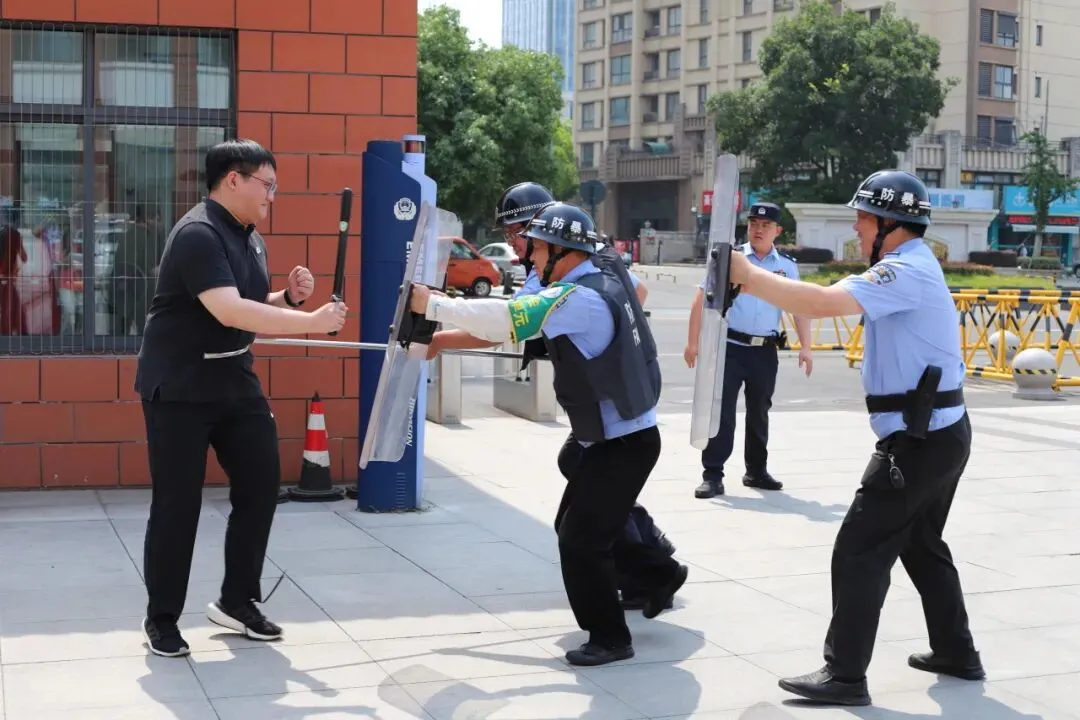 以练备战 护航中考——东龙实验中小学联合开展最小应急单元反恐防暴演练-第10张图片-四季读书网