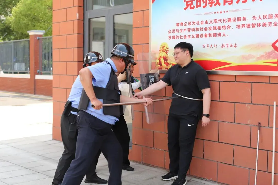 以练备战 护航中考——东龙实验中小学联合开展最小应急单元反恐防暴演练-第11张图片-四季读书网