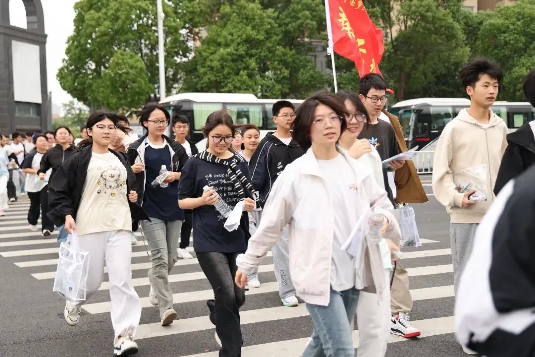 出征!直击东台中考首日→-第8张图片-四季读书网