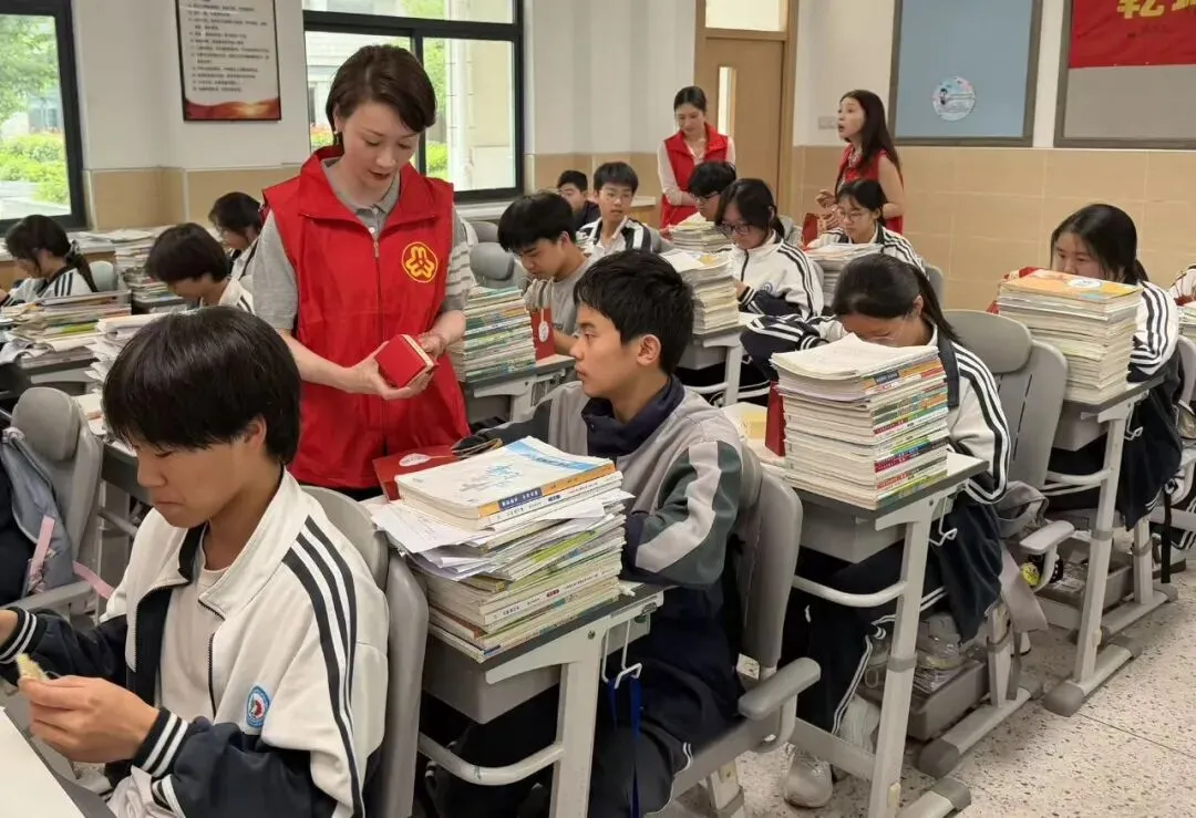 凝巾帼暖意 制甜蜜心意|双林巾帼为中考学子加油赋能-第18张图片-四季读书网 凝巾帼暖意 制甜蜜心意|双林巾帼为中考学子加油赋能-第18张图片-四季读书网