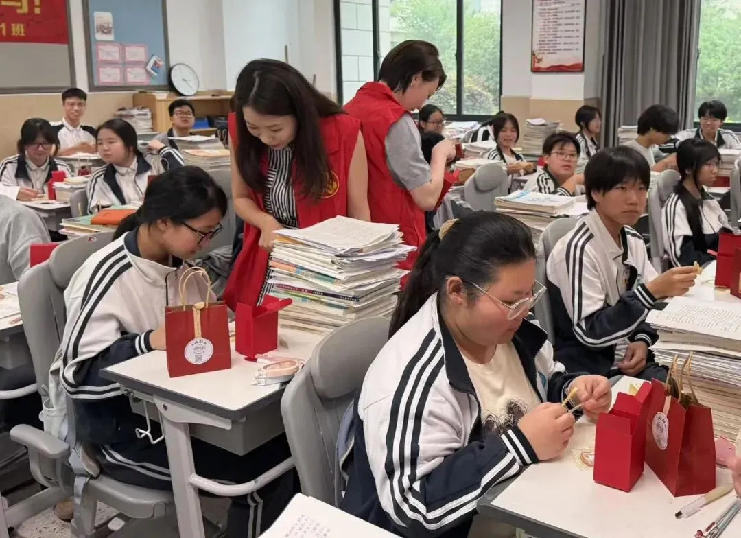 凝巾帼暖意 制甜蜜心意|双林巾帼为中考学子加油赋能-第19张图片-四季读书网 凝巾帼暖意 制甜蜜心意|双林巾帼为中考学子加油赋能-第19张图片-四季读书网