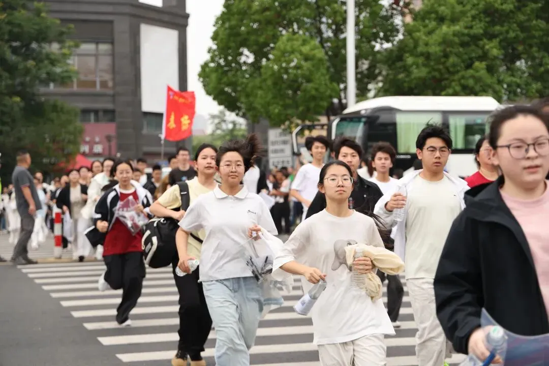出征!直击东台中考首日→-第10张图片-四季读书网