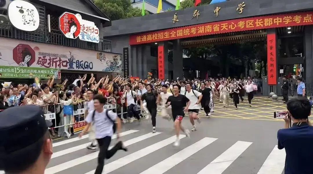 高考终铃落:一张试卷,写满滚烫的少年盛夏-第2张图片-四季读书网