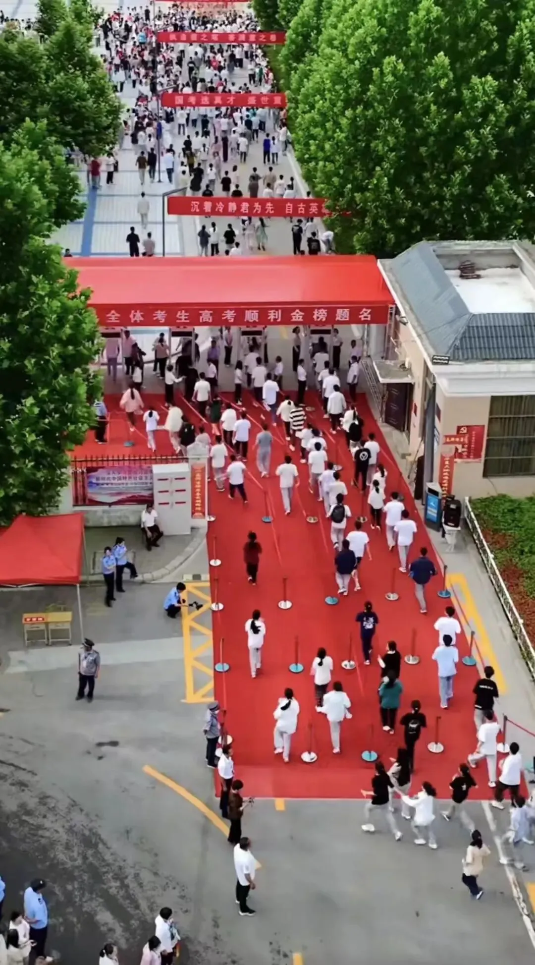 高考终铃落:一张试卷,写满滚烫的少年盛夏-第3张图片-四季读书网
