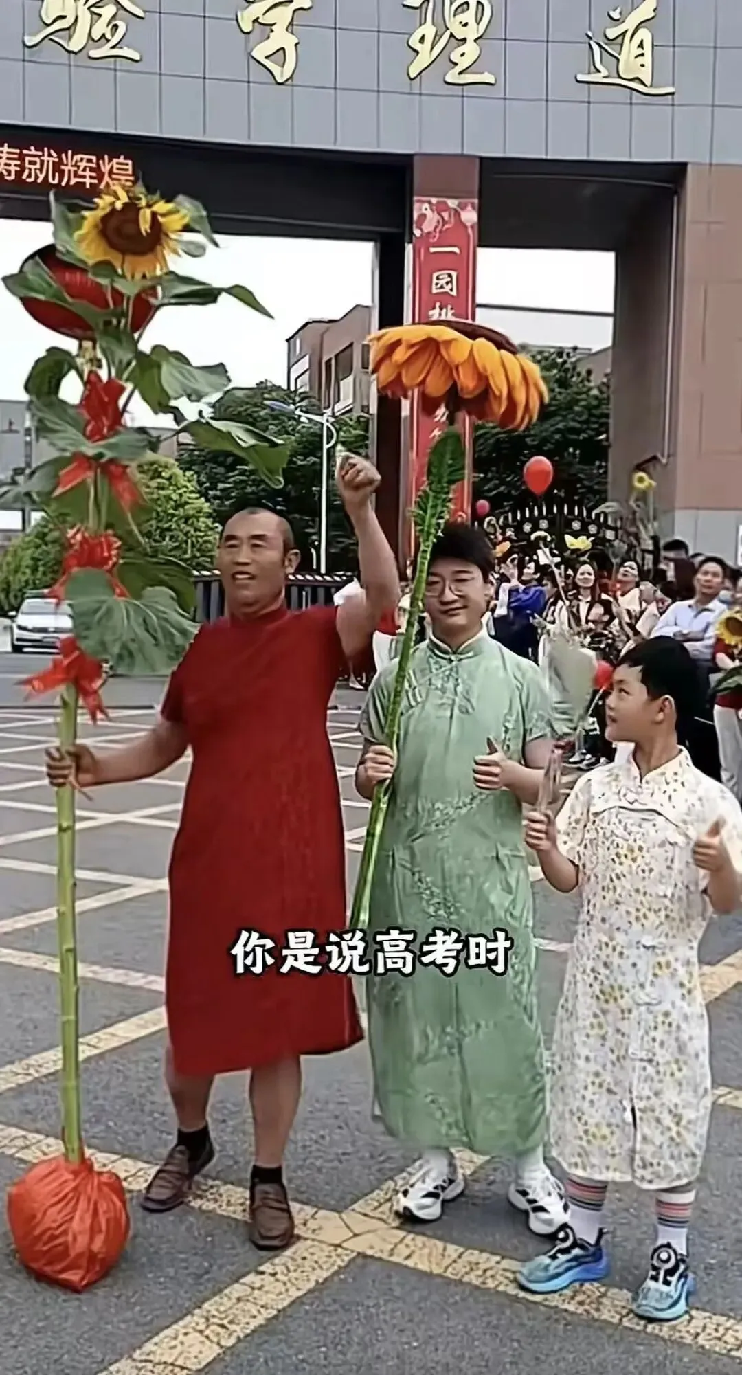 高考终铃落:一张试卷,写满滚烫的少年盛夏-第7张图片-四季读书网