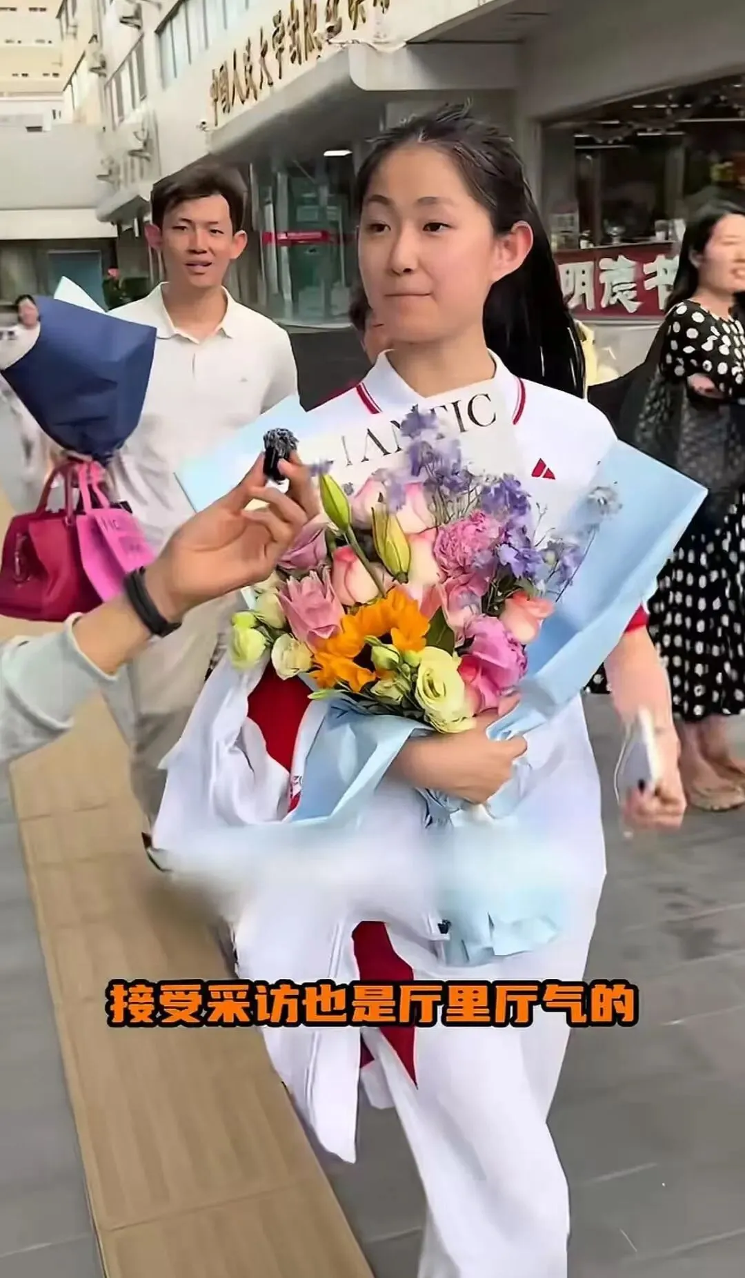 高考终铃落:一张试卷,写满滚烫的少年盛夏-第15张图片-四季读书网