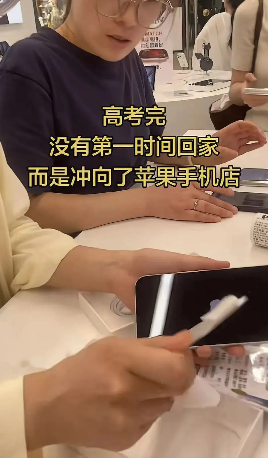 高考终铃落:一张试卷,写满滚烫的少年盛夏-第19张图片-四季读书网