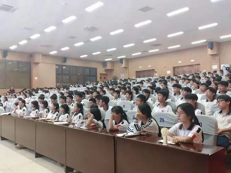 名师引航话写作,笔耕蓄力战中考——中考语文作文备考专题讲座纪实-第6张图片-四季读书网
