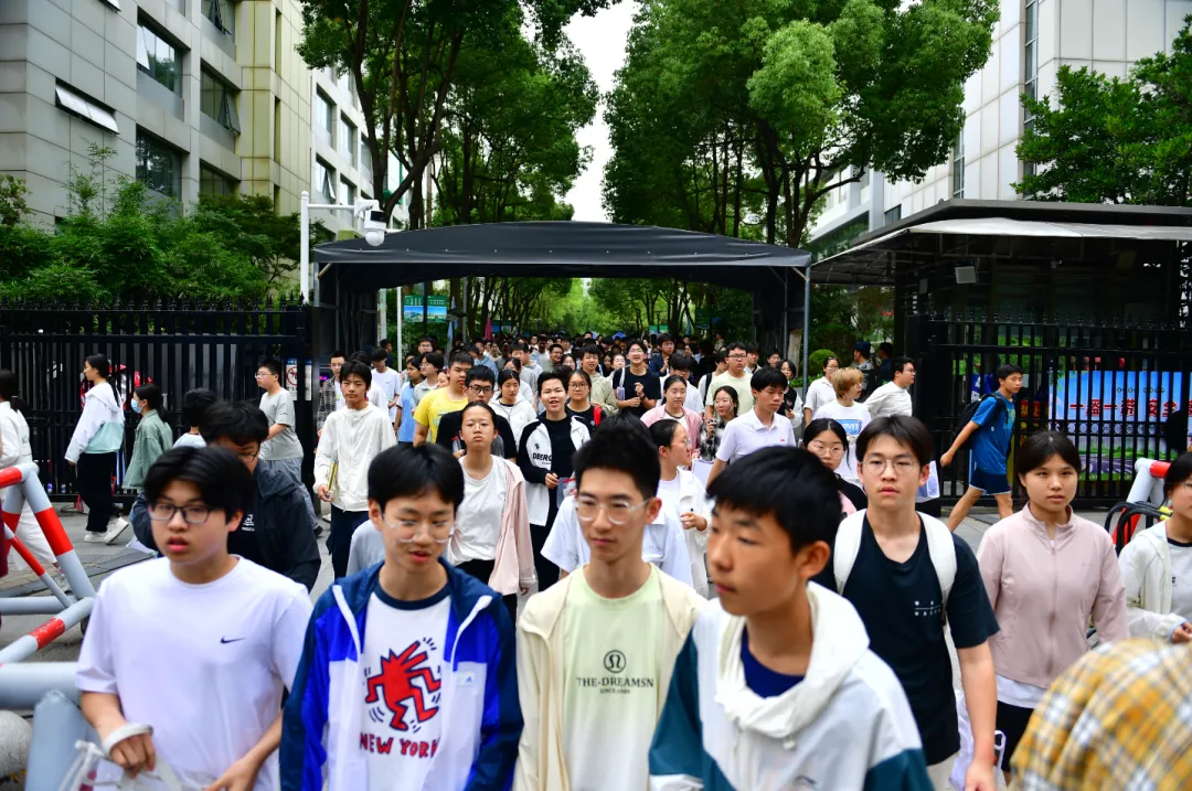 中考结束!这一幕让人动容-第5张图片-四季读书网 中考结束!这一幕让人动容-第5张图片-四季读书网