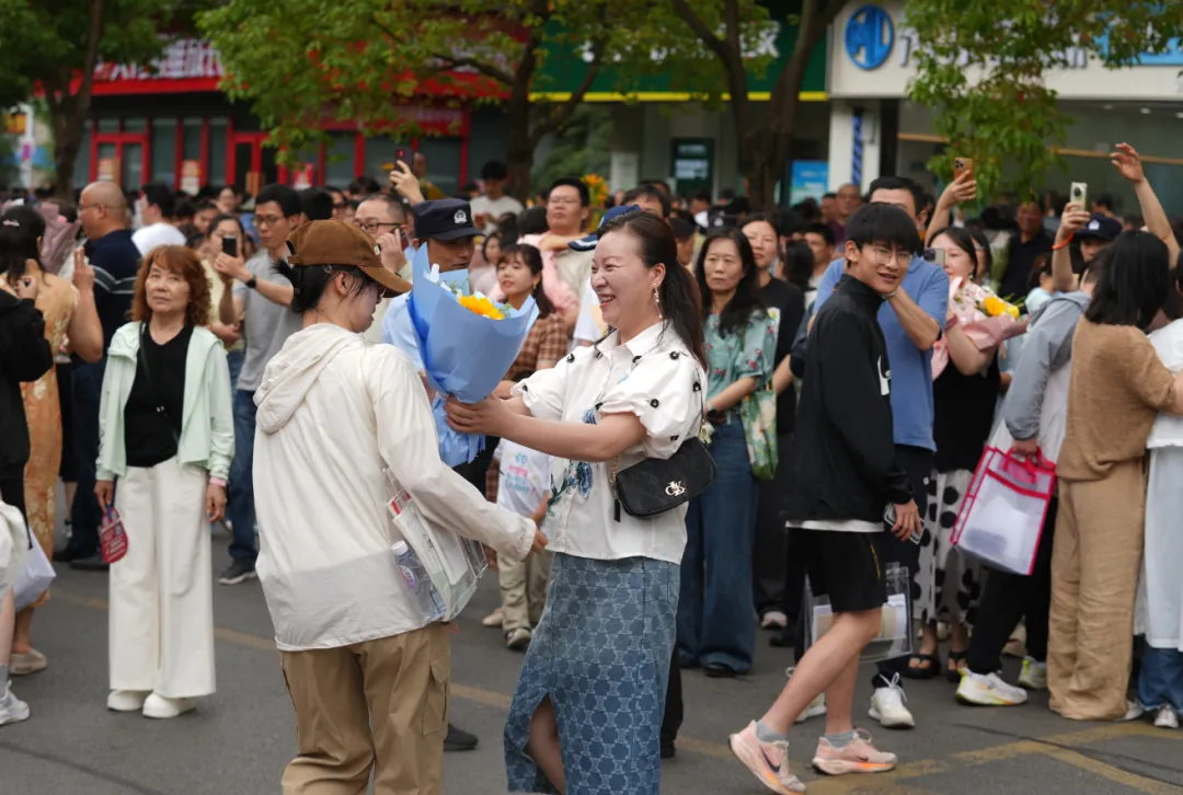 中考结束!这一幕让人动容-第8张图片-四季读书网 中考结束!这一幕让人动容-第8张图片-四季读书网