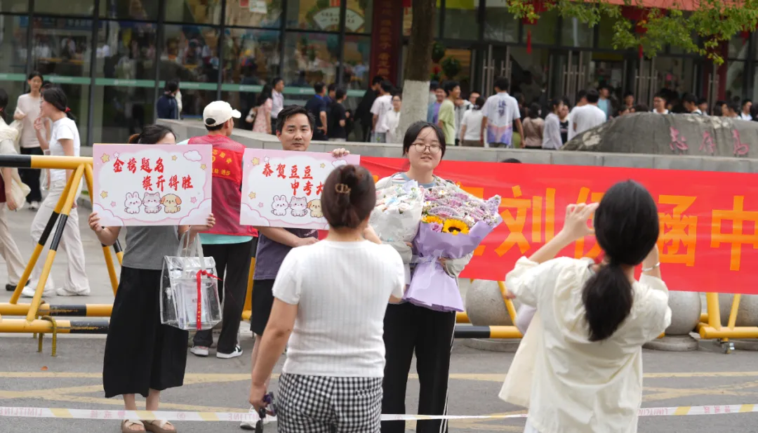 中考结束!这一幕让人动容-第9张图片-四季读书网 中考结束!这一幕让人动容-第9张图片-四季读书网