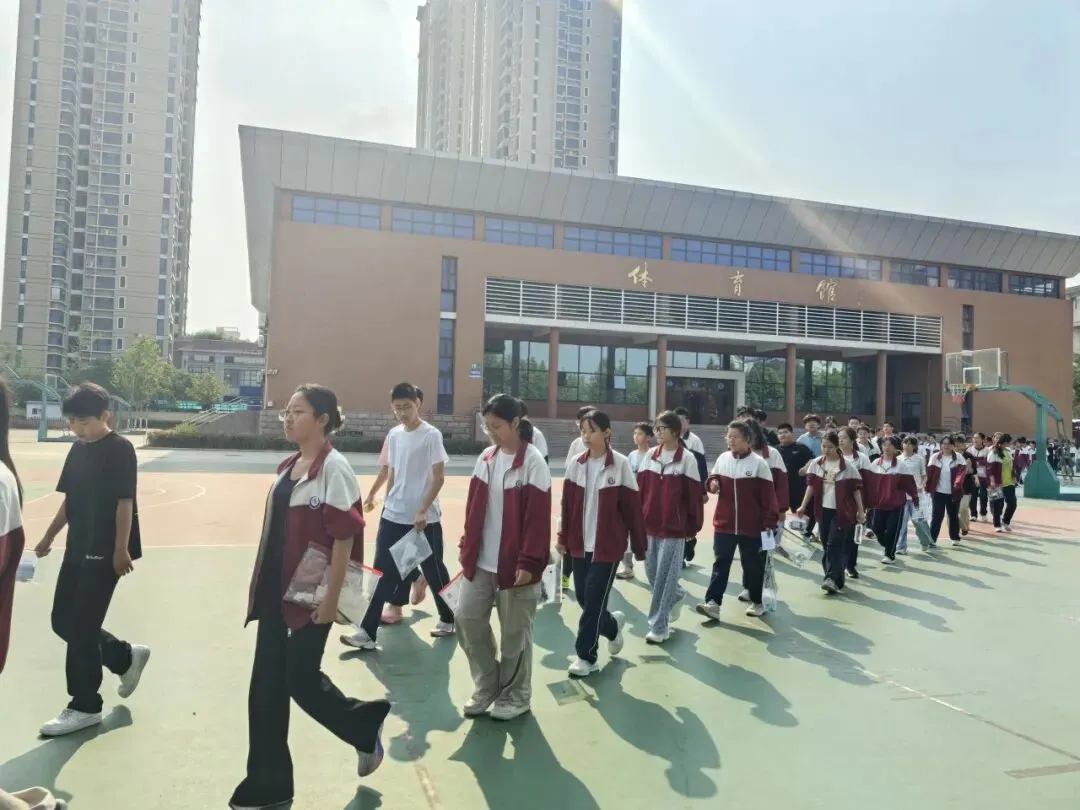 筑梦中考,全程相伴,不负韶华——芝阳山初四学子奔赴中考考场-第68张图片-四季读书网