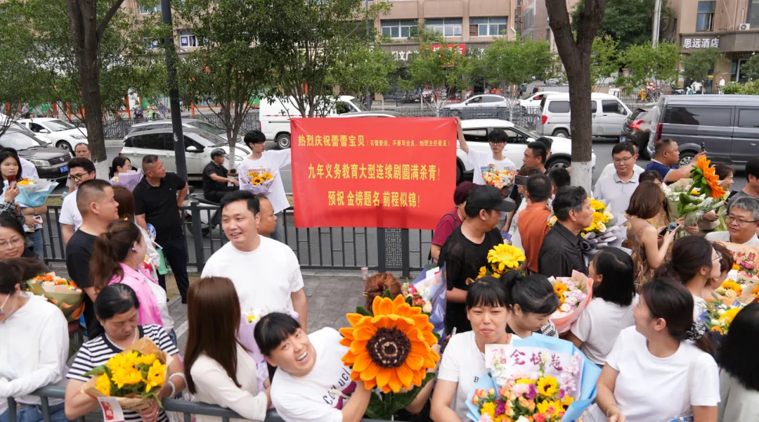 中考结束!这一幕让人动容-第10张图片-四季读书网 中考结束!这一幕让人动容-第10张图片-四季读书网