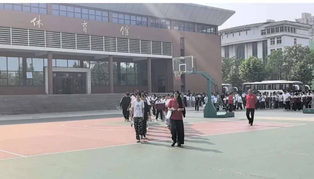 筑梦中考,全程相伴,不负韶华——芝阳山初四学子奔赴中考考场-第69张图片-四季读书网