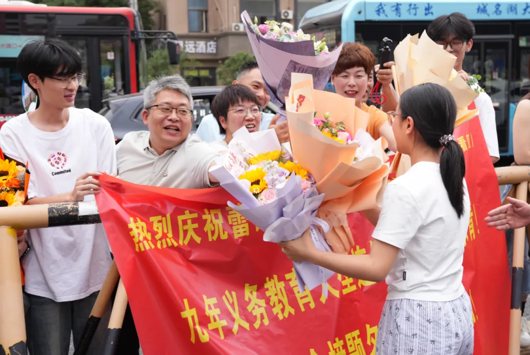 中考结束!这一幕让人动容-第11张图片-四季读书网 中考结束!这一幕让人动容-第11张图片-四季读书网