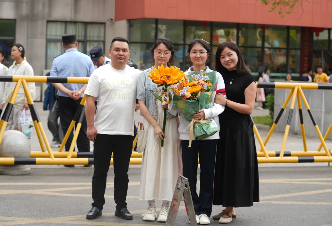 中考结束!这一幕让人动容-第15张图片-四季读书网 中考结束!这一幕让人动容-第15张图片-四季读书网